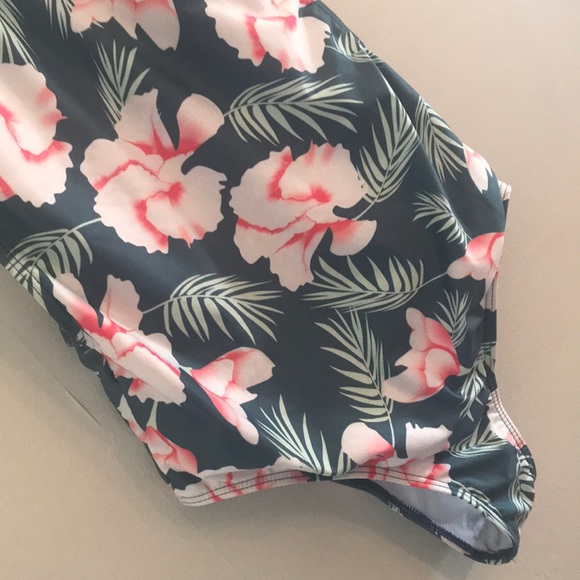 Bathing suit - Picture 4 of 5